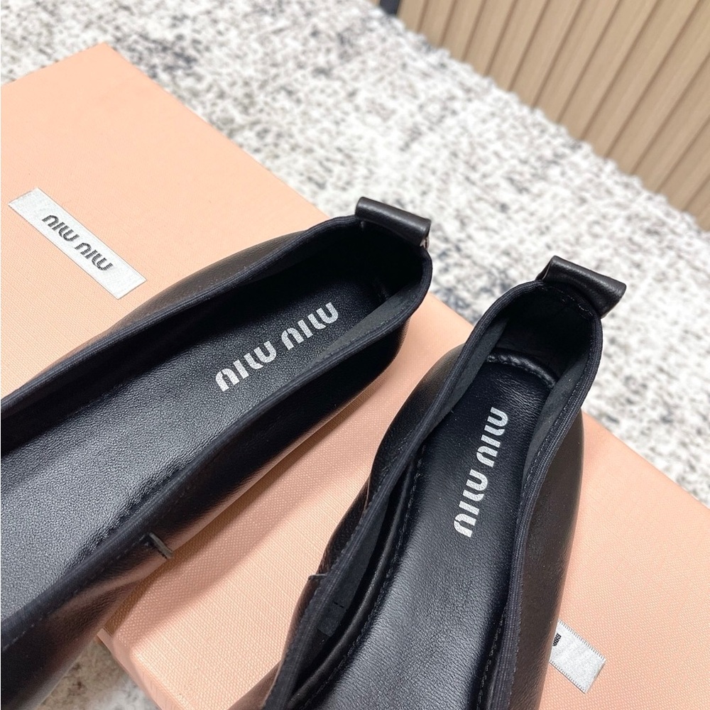 Miu Miu Black Flats with Bow Accent - Picture 4 of 7